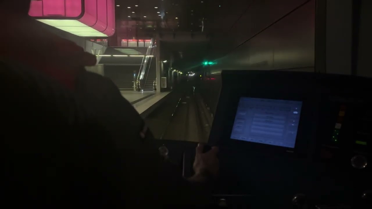 U-Bahn Hamburg - Führerstandsmitfahrt auf der U4 von Jungfernstieg bis Elbbrücken im DT5