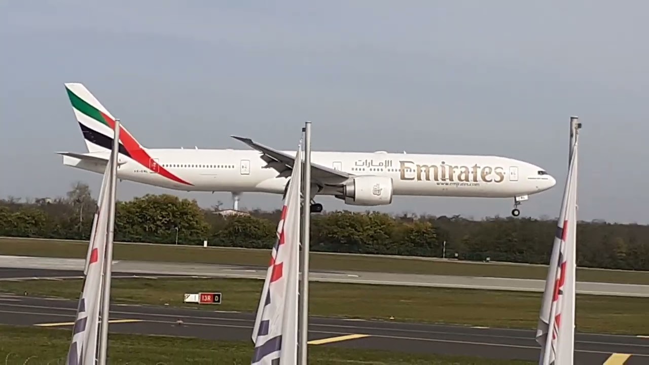 Boeing 777 landing DXB-BUD