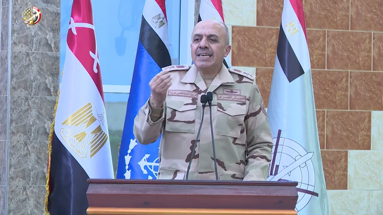 الفريق أحمد خليفة يتناول وجبة الإفطار مع أعضاء هيئة تدريس وطلبة معهد ضباط الصف المعلمين