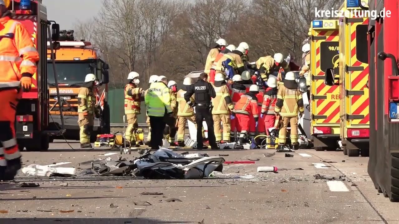 A1-Sperrung in Bremen: Sprinter kracht in Baustellen-Fahrzeug