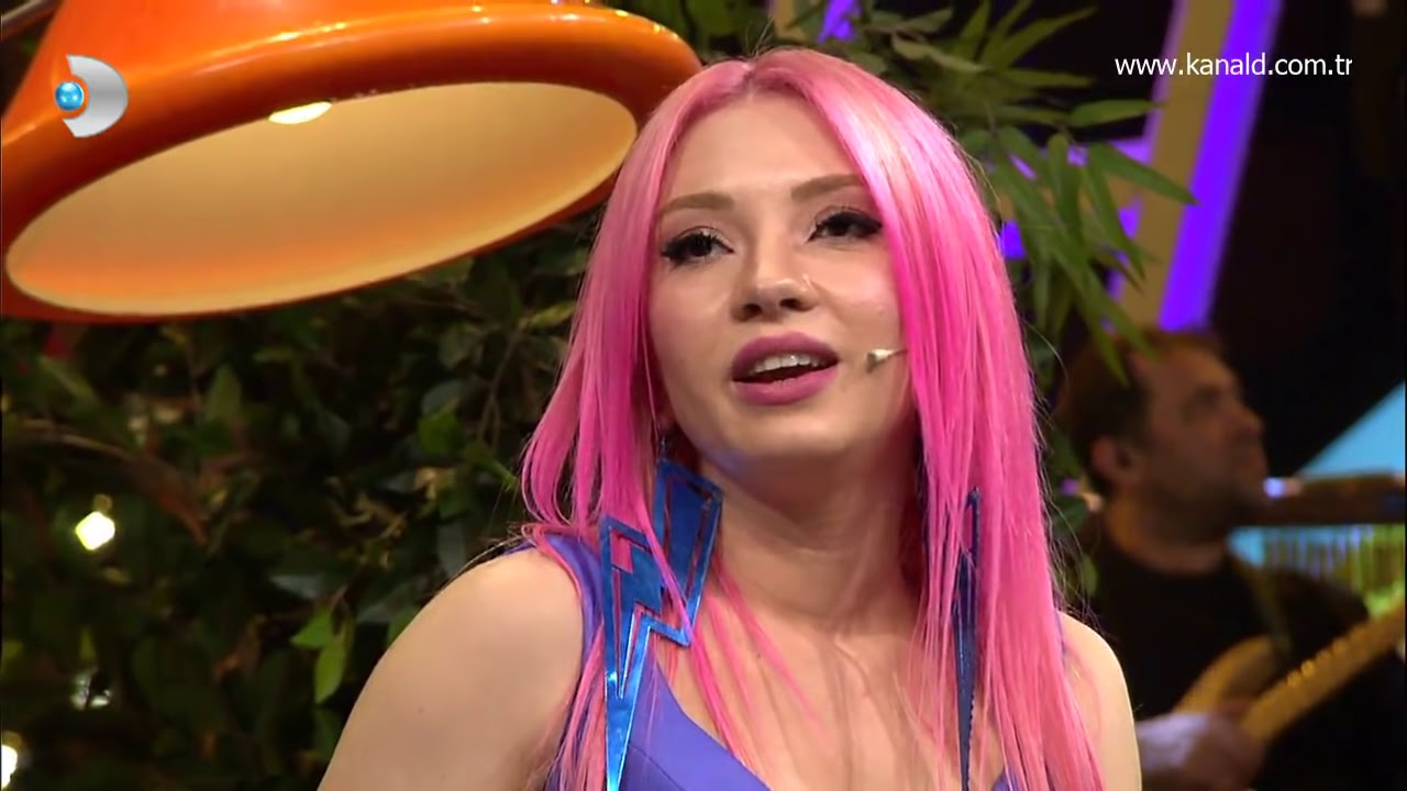 Beyaz Show - Ece Seçkin, Beyaz'a fanlarından gelen soruları sordu!