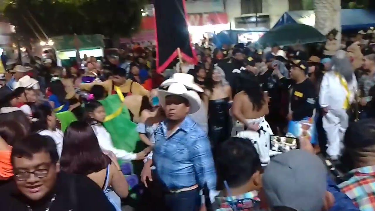EN LA EXPLANADA DE SANTIAGO ACAHUALTEPEC BAILANDO CON LOS INQUIETOS Y LA TOCANDO CON LA MERA MERA