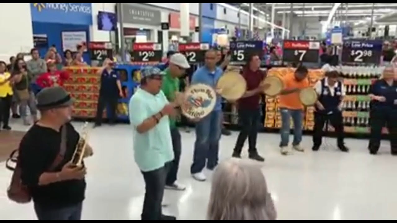 Parranda De Boricuas En Walmart De Kissimmee En La Florida