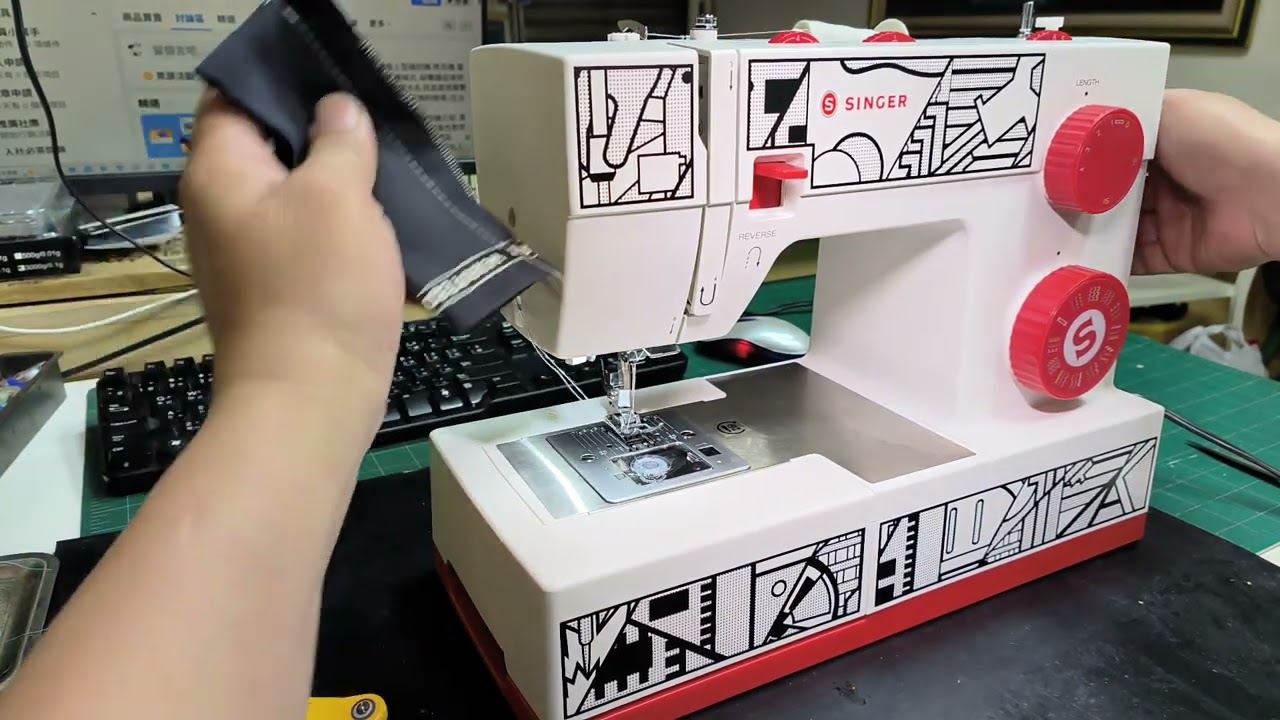 家用縫紉機的鎖邊拷克操作.