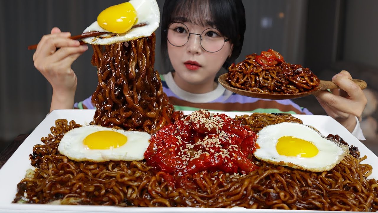 Лапша из черной фасоли (чапагетти) с острыми маринованными креветками Mukbang Asmr
