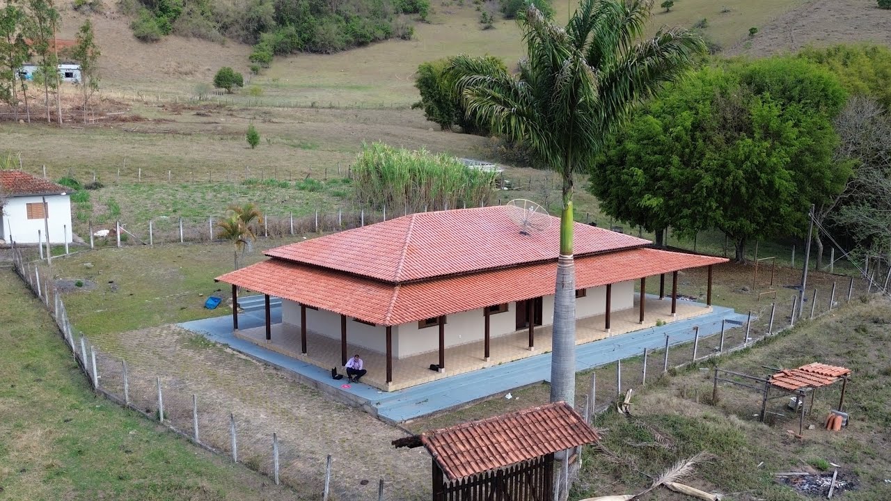 Chacara Plana c/Nascentes | Casa sede | Caseiro | 8 km de Cambuí MG | asfalto na porta | Descontão 