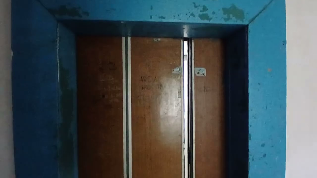 Грузопассажирский лифт КМЗ 500 кг Str.Florilor 32.