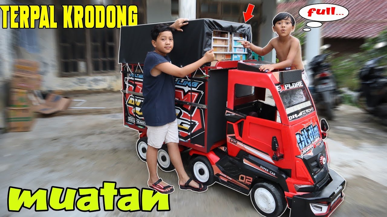 muatan kardus pakai terpal krodong di truk aki dimas dan tes running text malam hari