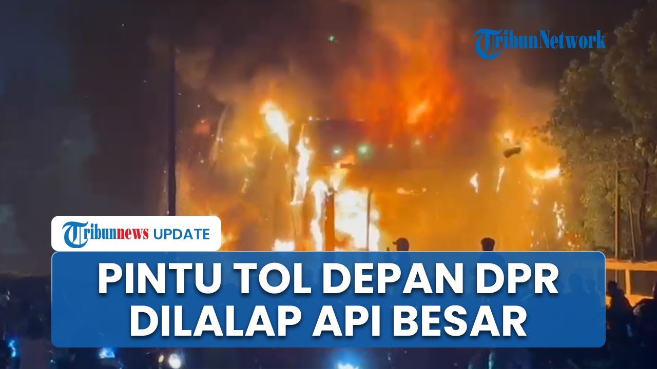 Demo Memanas, Pintu Tol Senayan Arah Cawang di Depan Gedung DPR Terbakar, Kobaran Api Lalap Bangunan