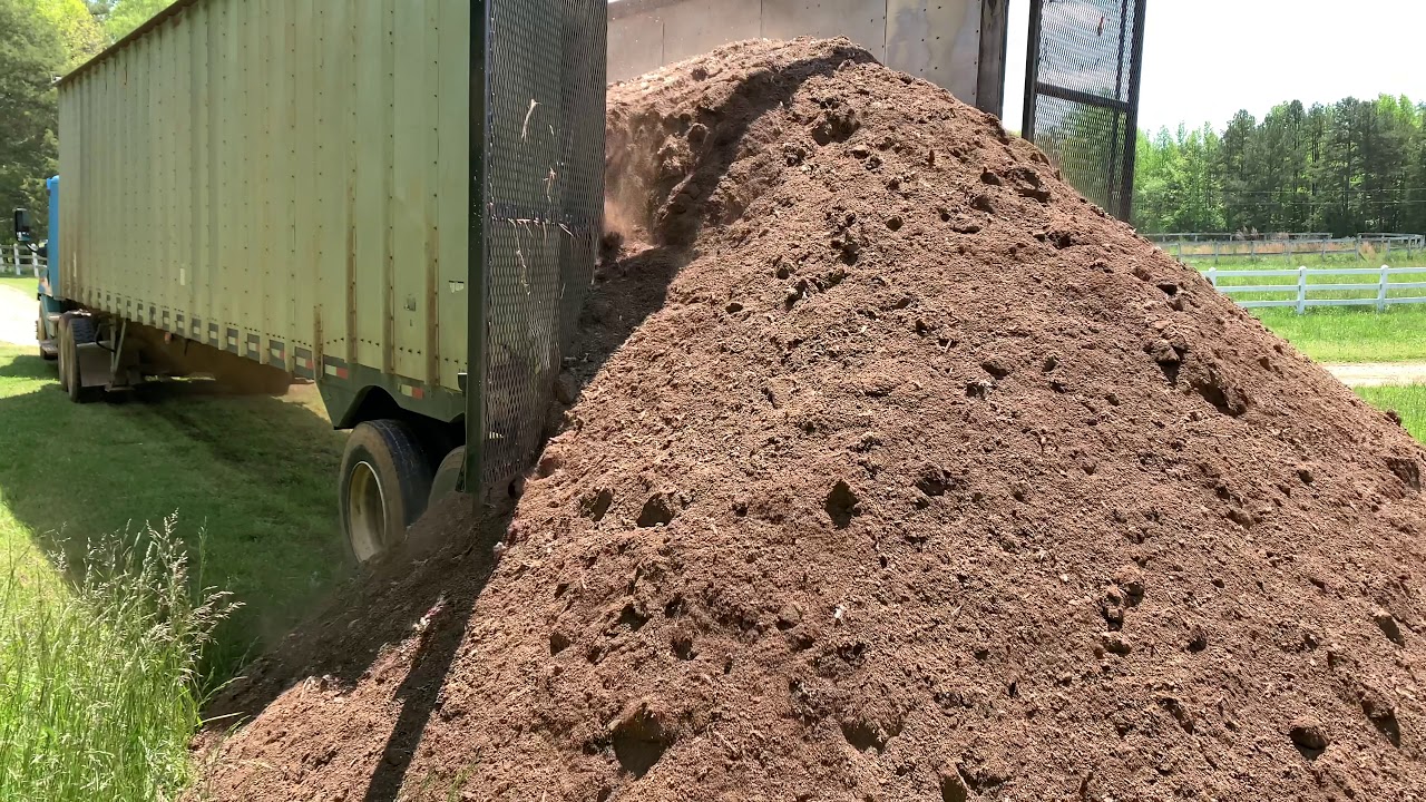 Fertilizer delivery and how a walking floor trailer works.               #slcfarms #chickenlitter