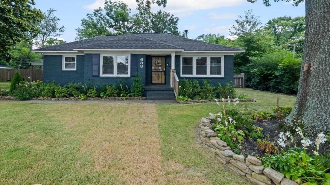 688 BERRY, Memphis, TN Presented by Lisa Hendrickson.