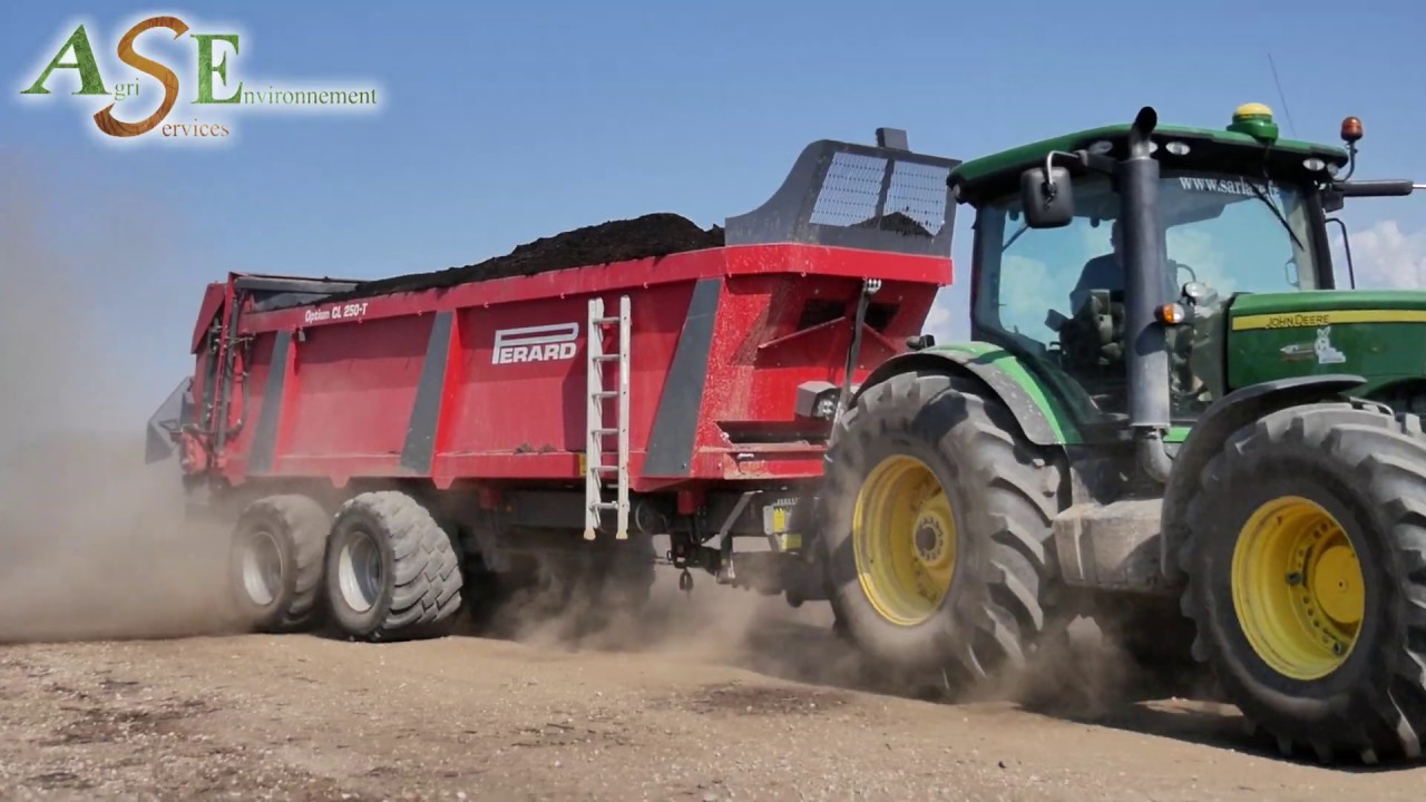 Suivez Noé à l'épandage de compost en JOHN DEERE 8R  & PERARD CL 250-T | ASE