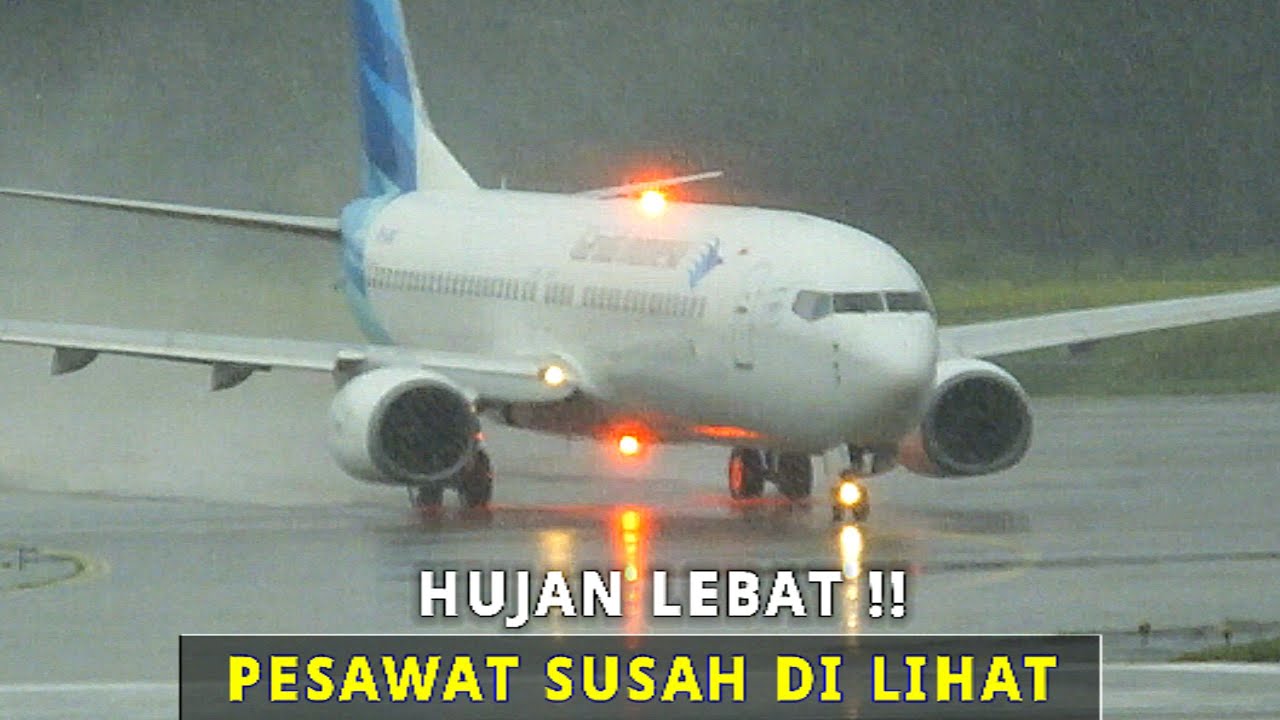 Mendebarkan .. Di guyur Hujan Lebat, Pesawat Sampai Susah Dilihat !!