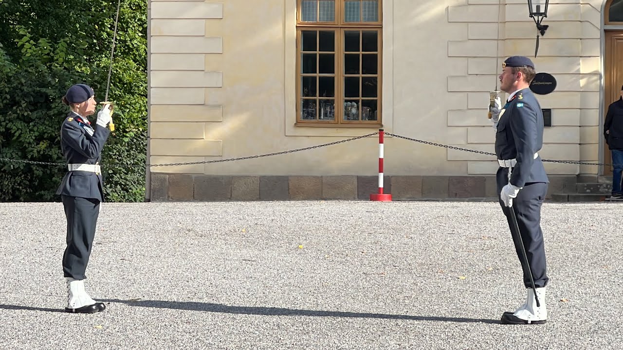 Drottningholms Slott vaktavlösning. Lv 6 - Lv 6 Halmstad  2023-10-04