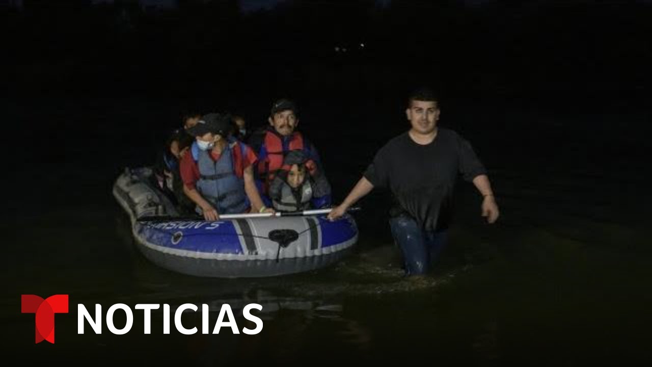 Autoridades rompen balsas de coyotes que cruzan el río Bravo | Noticias Telemundo