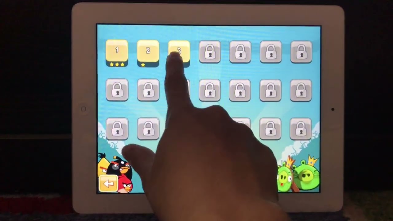 Angry Birds HD 1.5.1 On iPad 2 iOS 4.3.2 Gameplay