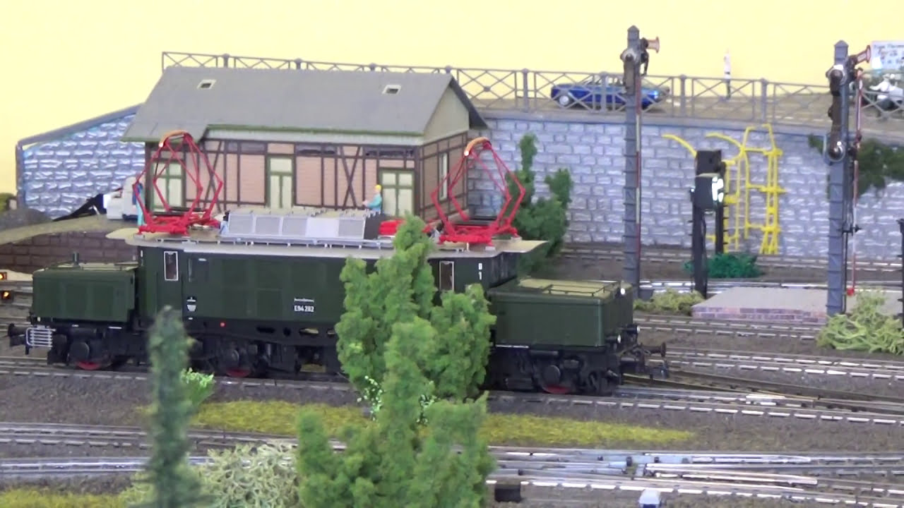 Roco E94 282 mit Ganzzug auf meiner Modellbahn
