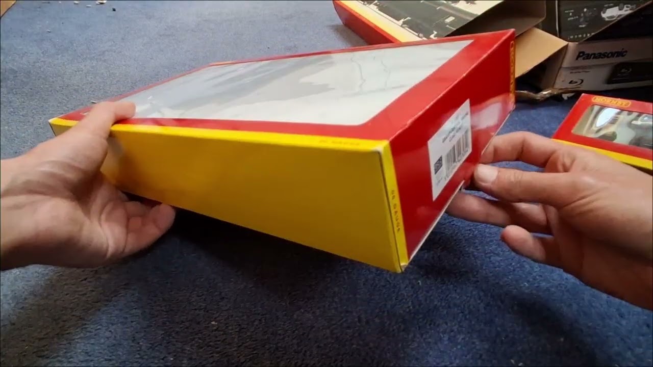 Hornby class 43 in Grand Central livery plus 6 coaches review. Better used than new?