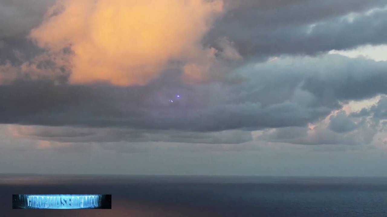 THE WORLD FREAKS OUT!! THE BEST 30+ UFO SIGHTINGS OF September 2016!!