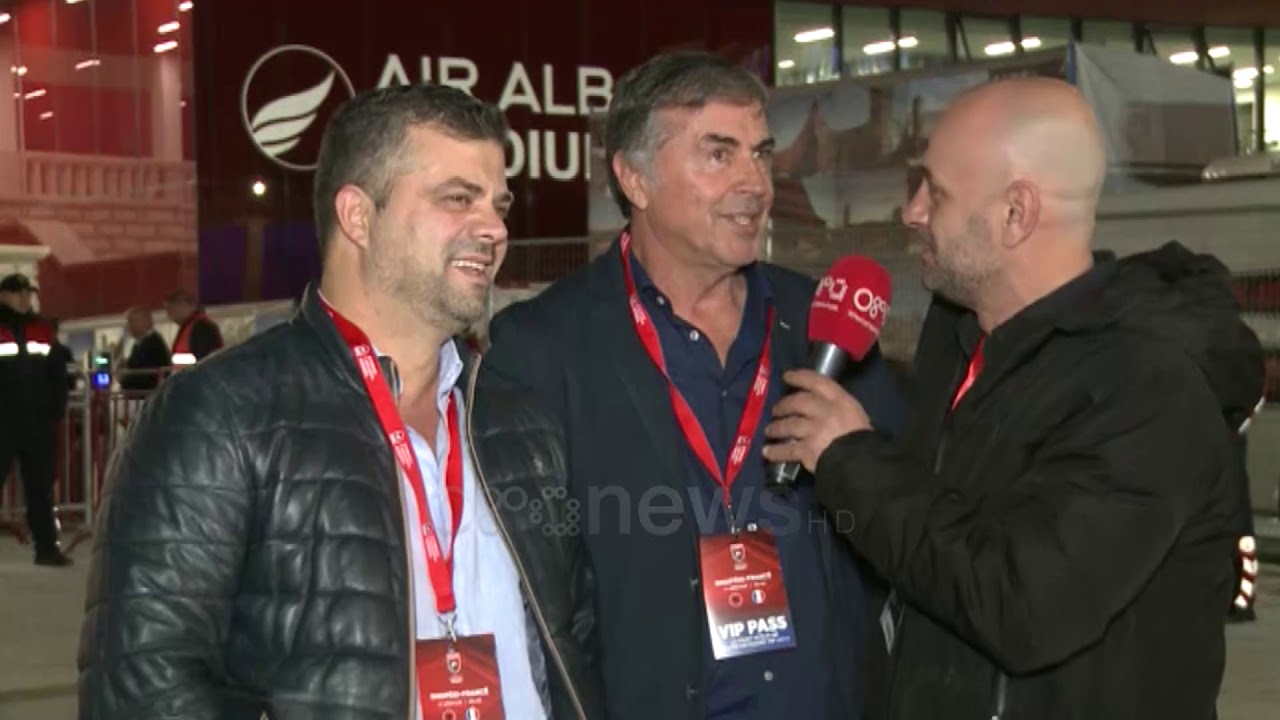 Aktorët Robert Ndrenika dhe Arben Derhemi në stadiumin 