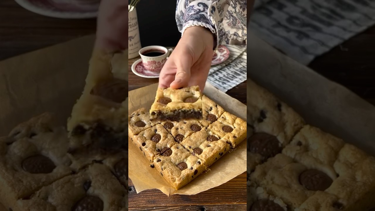 Chocolate chip cookies on a tray, the recipe is in the comments/ tarif yorumlarda 🤍