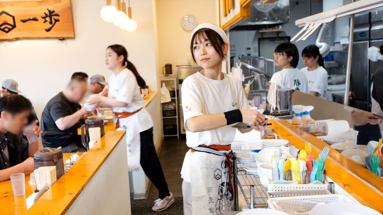 止まらないラーメン・焼きめしラッシュ！開店→即満席の大人気ラーメン店に密着