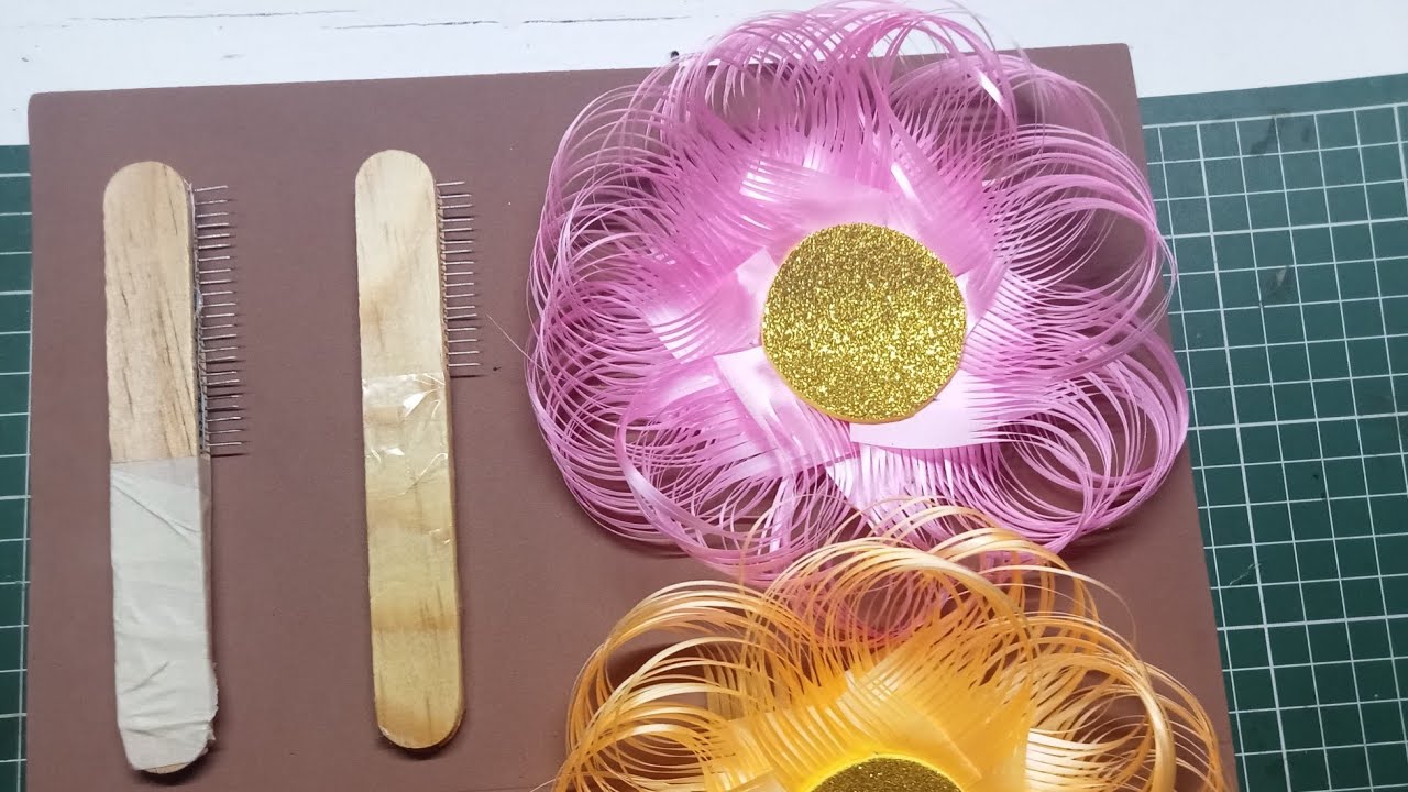 Cómo hacer un rasgador de listón para flores