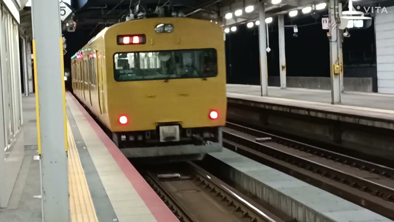 出雲市駅を発車する115系新見行とキハ120浜田行