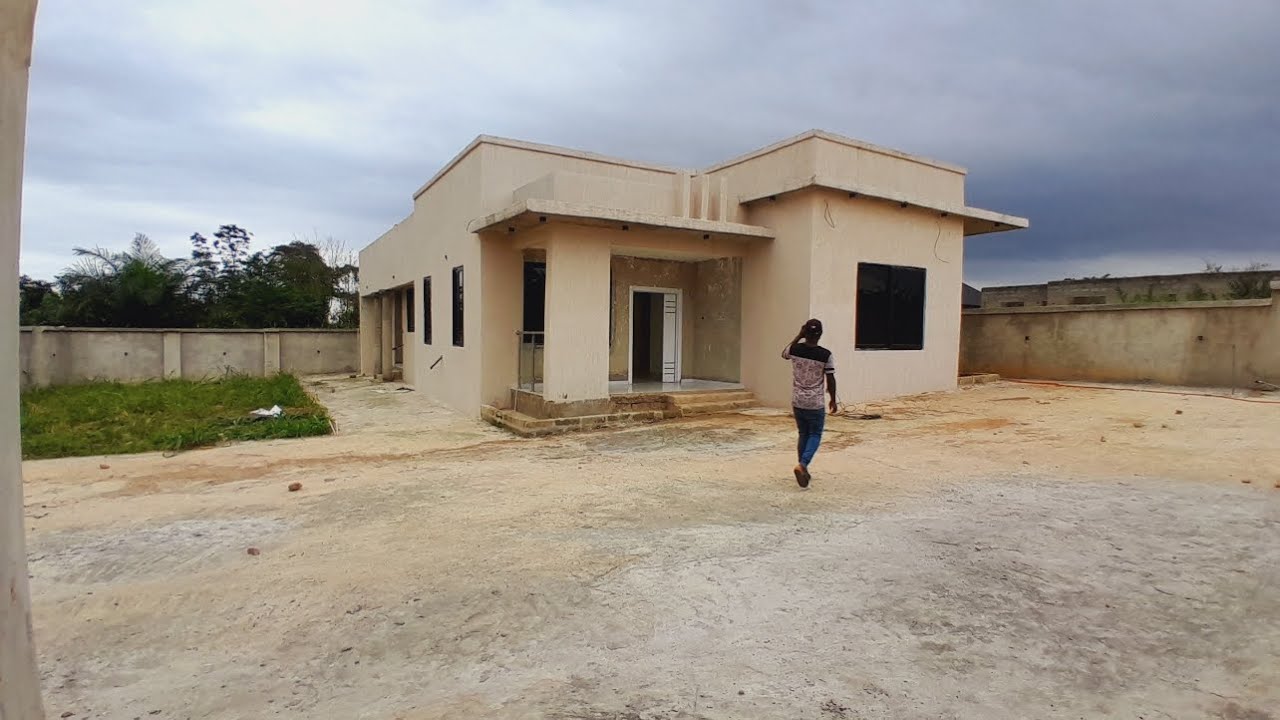 3 bedrooms house for sale at Tech Apromoase, 100,000 dollars. Call or WhatsApp us on 0248728111