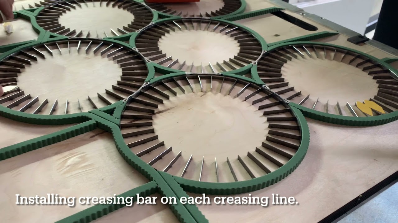 Roll die cutting machine for paper plate creasing user running guide