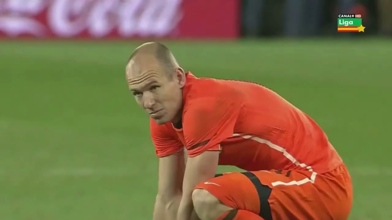 cesc para iniesta, no hay fuera de juego vamos iniesta