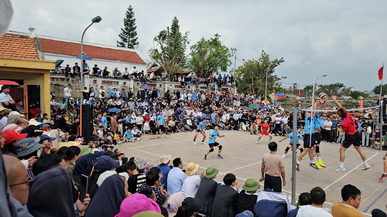 kịch tính đông vui với trận trung kết giải bóng chuyền hội làng tại lễ hội đền cờn