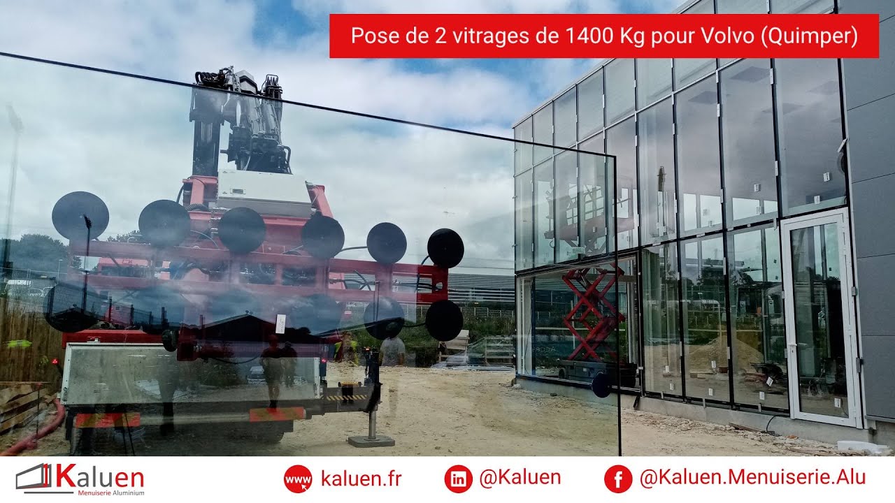 Pose de 2 vitrages de 1400 Kg pour la nouvelle concession Volvo de Quimper