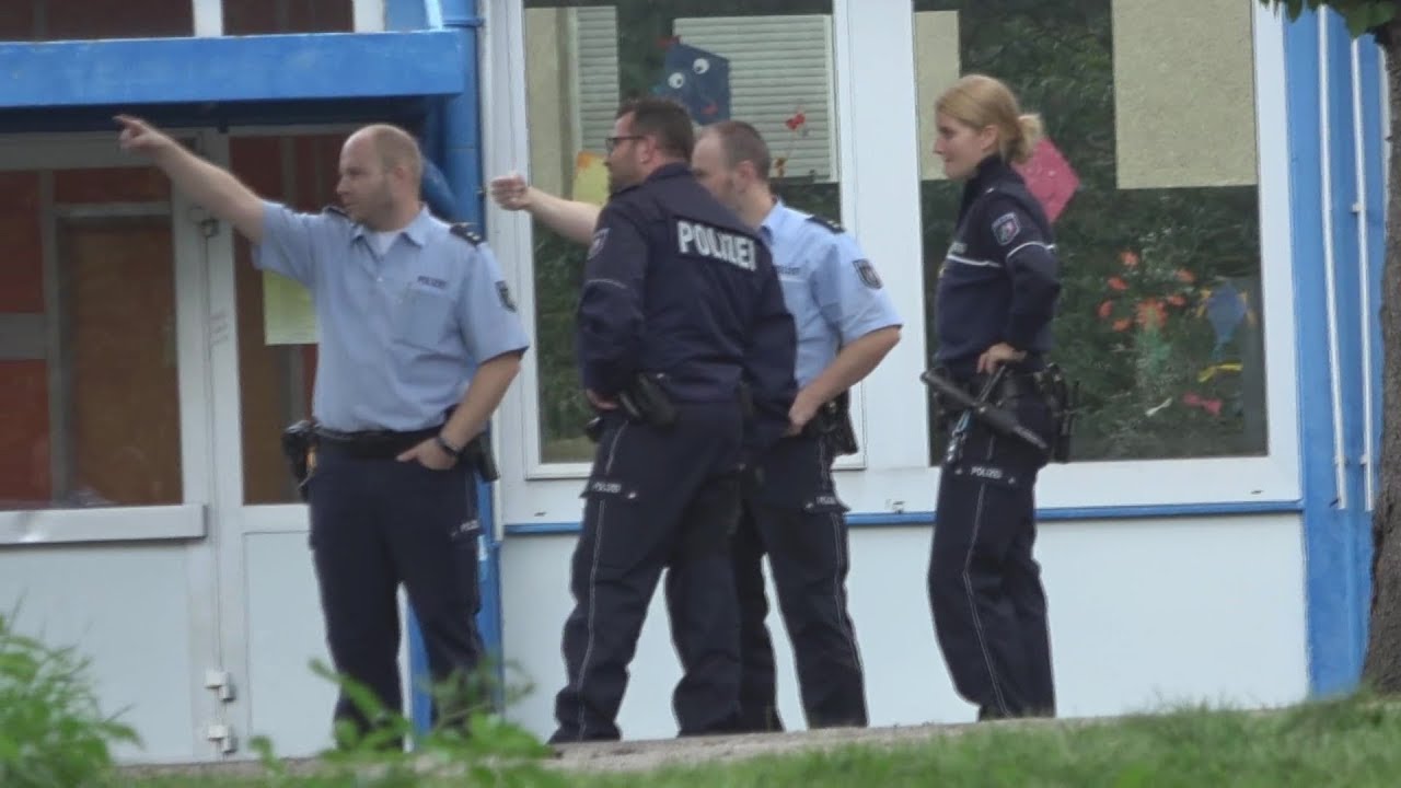 Einbruch in ehemaliges Schulgebäude - Polizei umstellt Gebäude in Bonn-Beuel am 20.09.17