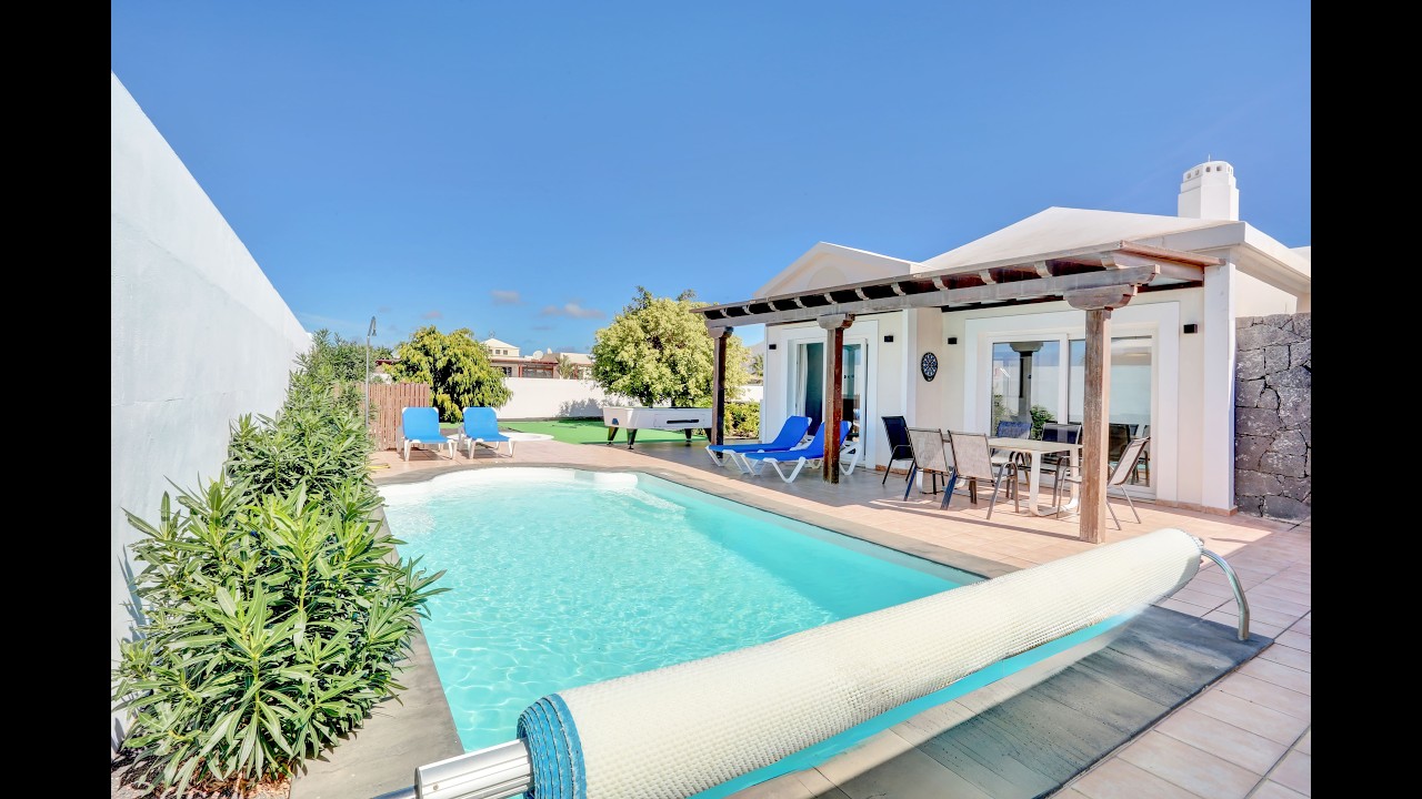 Villa con piscina independiente en parcela propia. Villa with private pool on a private large plot.