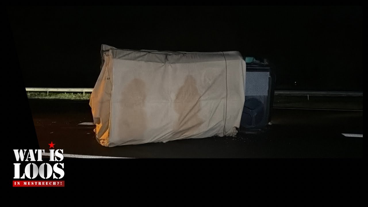 OUD MILITAIR VRACHTWAGENTJE GEKANTELD OP A79 RICHTING MAASTRICHT