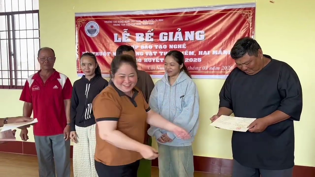 BẾ GIẢNG LỚP ĐÀO TẠO NGHỀ KỸ THUẬT NUÔI SÒ HUYẾT ĐẠT HIỆU QUẢ CHO BÀ CON KHƠ ME
