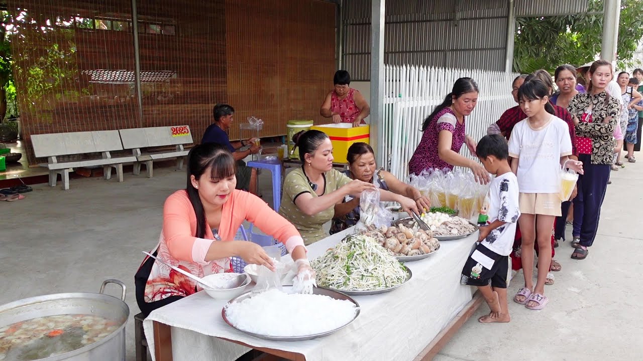 Sáng Sớm Bà Con Đông Vui đến nhận 100 phần Bánh Canh Giò Heo từ Chú Quân Gửi Tặng | HQ #1503