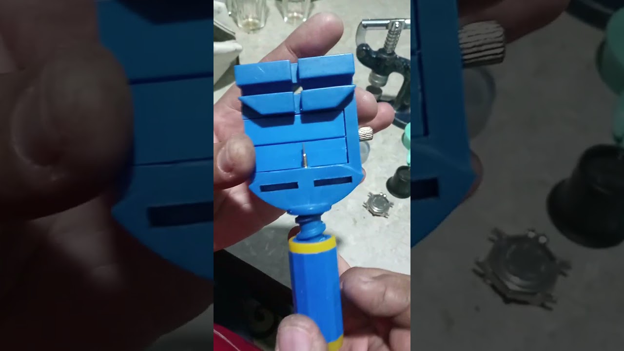 mostrando mi kit de herramienta para reparaci&oacute;n de relojes de cuarzo , autom&aacute;ticos y cuerda