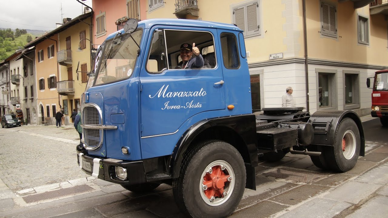 Passaggio dei mezzi nel centro di Cesana Torinese - Pomaretto 2024