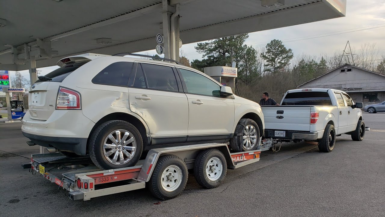 Cómo remolcar un automóvil con un tráiler o dolly alquilado