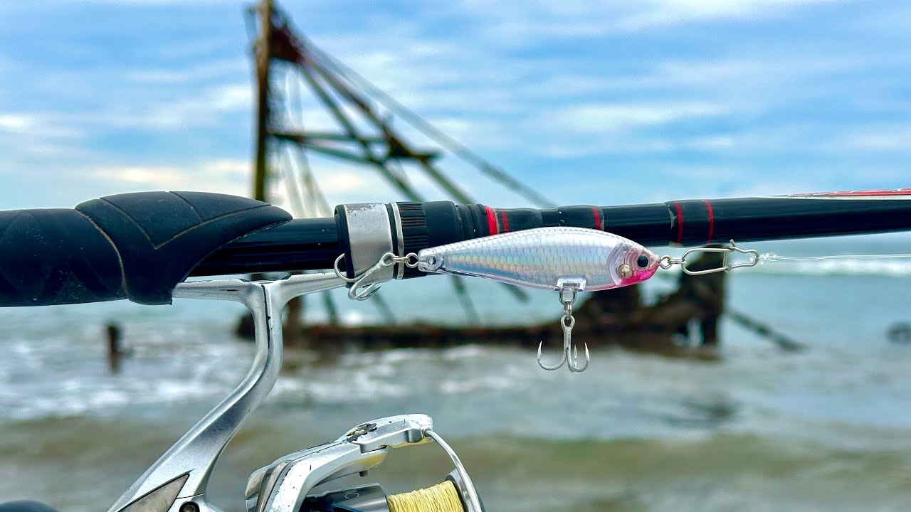 COMO PESCAR de ORILLA en la ESTRUCTURA de un BARCO HUNDIDO // pesca con Roger  