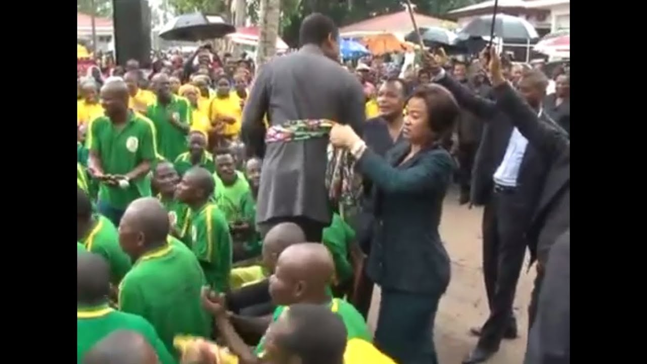JEAN-DOMINIQUE OKEMBA DANSE EN PUBLIC AVEC L'ARGENT, LE PEUPLE MEURT PAR MANQUE DE MÉDICAMENTS