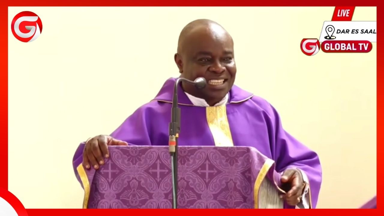 PADRI wa KANISA KATOLIKI ASOMA QURAN TUKUFU NDANI ya KANISA - ''MTANIFANYA NIKOSE FUTARI''...
