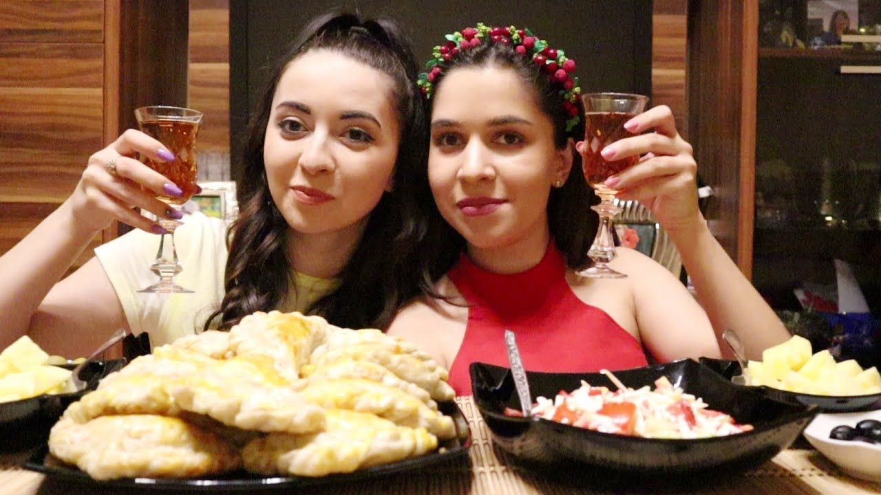 ВЕЧЕРНИЕ ПОСИДЕЛКИ С ПОДРУГОЙ/ГРЕЧЕСКИЙ САЛАТ,АНАНАС,ПИРОЖКИ