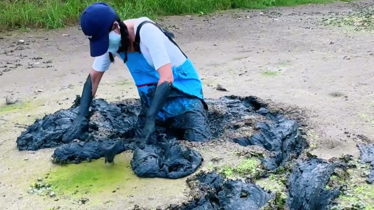 4&mdash;The girl's jumpsuit is filled with water, put it on, and then venture into the mud