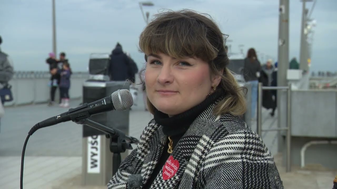 Pani Agnieszka śpiewa na ulicy, ale wciąż jest spisywana. „Kto jest poszkodowany?” (UWAGA! TVN)
