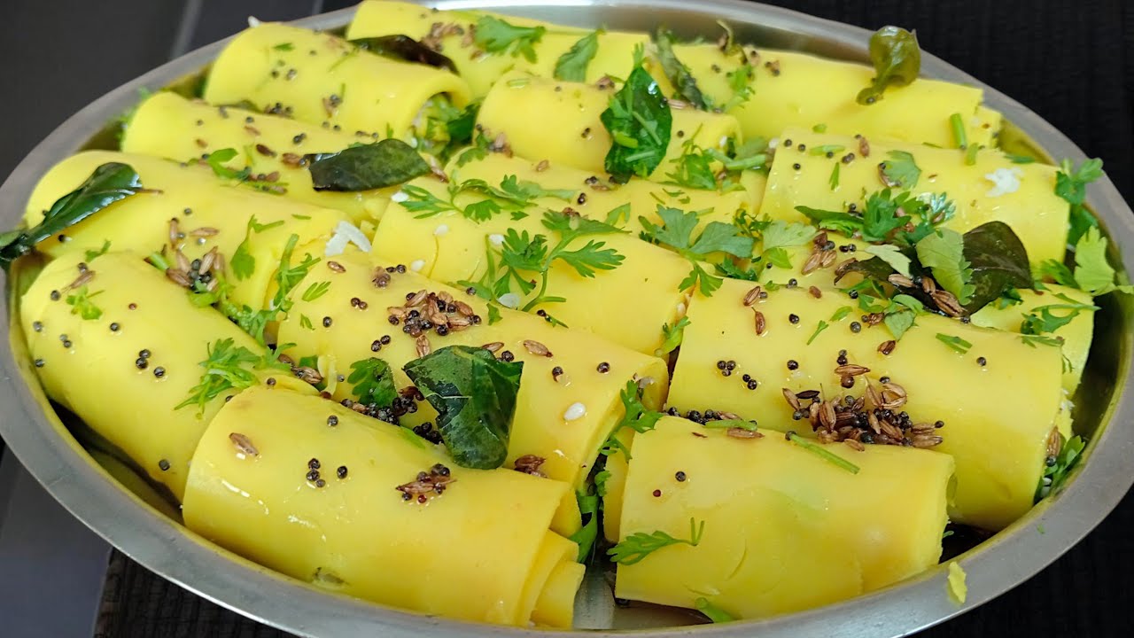 सुरळीच्या वड्या इतक्या मऊ की तोंडात विरघळतील पारंपरिक चव, झटपट आणि परफेक्ट रेसिपी 😋 | suralichi vadi