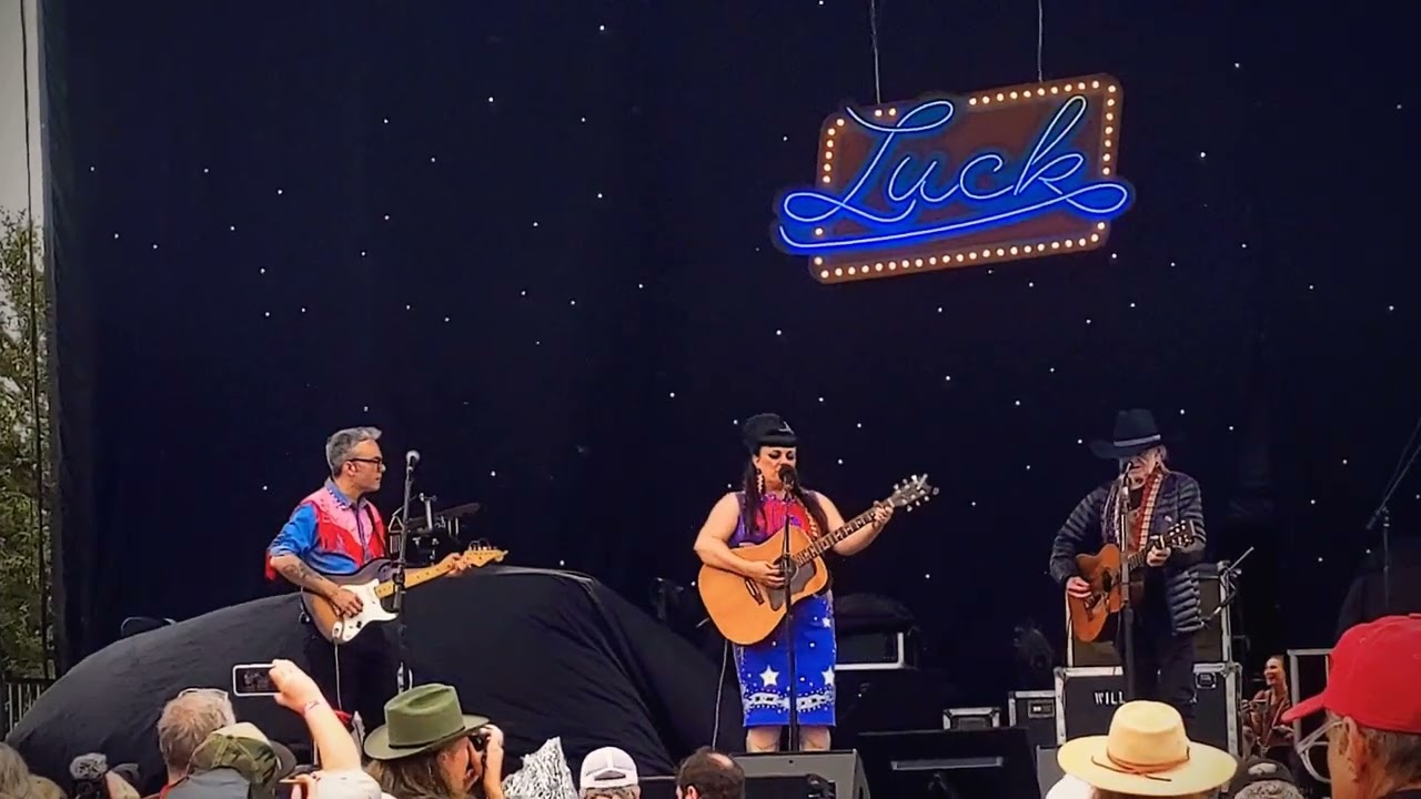 Willie Nelson and Tami Neilson at Luck Reunion!
