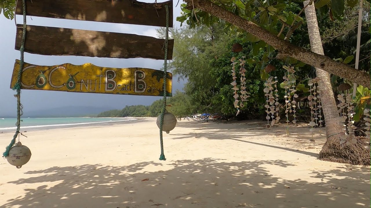 Traversée Coconut beach sans doute la plus belle plage de Khao Lak / Thaïlande